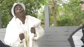 رجال شرطة قذرون يصنعون قوادهم