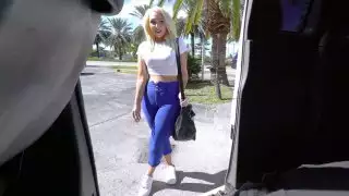 تم عرض Alexis Andrews لكسب بعض النقود الإضافية