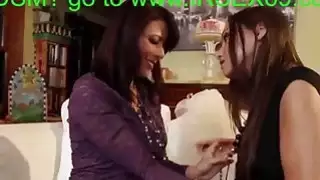 هنا cums في العروس