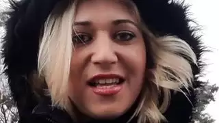 فاتنة الفجوة مشدود يعطي الرجل قرنية من المتعة