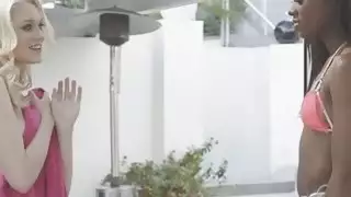 الشعور بالحرية دون أي قلق تستمتع إيلي باستحمامها تحت أشعة الشمس