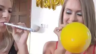ثلاثة pussies و birthdayboys الديك