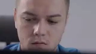 نيكولا بنت شيري على مكتب مكتبه وحفر لها بجد