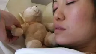 هوتي امرأة سمراء الآسيوية يحصل Kaiya لين يحصل كس مداعب مع دمية دب