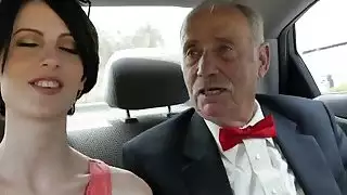 ماكر امرأة سمراء يحتاج المال لحفله الشرج مارس الجنس من قبل ديكس الذين تتراوح أعمارهم بين