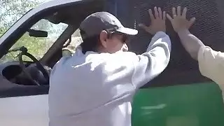 عاهرة شقراء الحصول على مارس الجنس من الصعب من قبل وكيل الحدود
