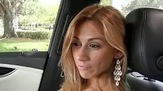 بعد أن يغري بسهولة يكتسب فاتنة يدق