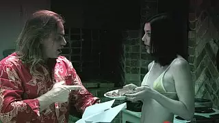 شاحب شاب امرأة سمراء الملاعين ل قديم شخص
