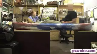 نحيف أحمر الشعر فاتنة يحصل كس خبطت من قبل البيدق المتأنق