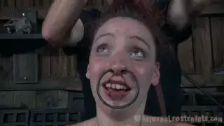 وقحة الشعر الأحمر ماجي ميد يحصل بوسها ممزق مع هزاز