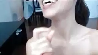بوف اللسان في سن المراهقة امرأة سمراء كاميرا ويب