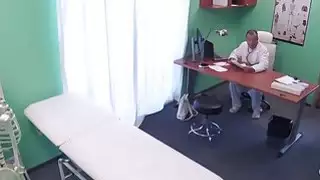 طبيب الملاعين ضئيلة في سن المراهقة حتى النشوة الجنسية