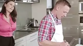 قررت نورا وصديقها مات أن يخبزوا كعكة