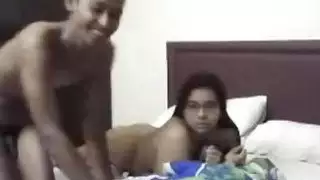 زوجين ماليزيين نحيف جلسة يمارس الجنس في السرير