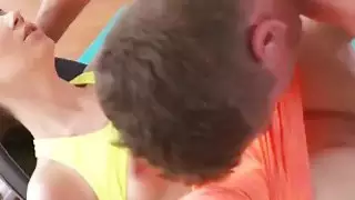 الشقراوات المذهلة مارس الجنس في عمل الثلاثي رائع