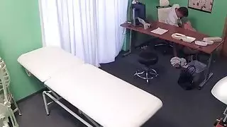 شقراء مفلس دون حمالة الصدر وامض الطبيب