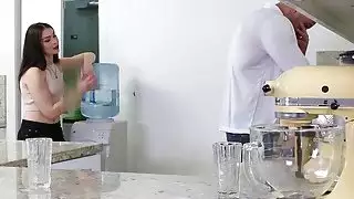 الشيف اضطر لملء ثقب كس الرطب مع كريم له مالحة
