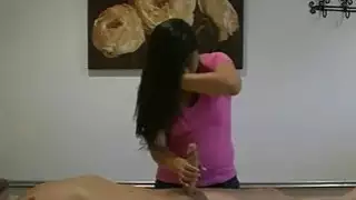 يكتسب الرجل متعة مزدوجة من التدليك والجنس
