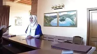 يأخذ الطفل العربي بشكل سلوتي schlong كبير في غرفة الفندق