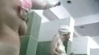 تجسست العديد من هواة الباب التالي في الحمام العام