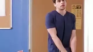 يحصل استغل المعلم ناتاشا من قبل اليكس د على الطاولة