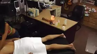 الفتاة الشرقية يعطي الرجل بيدق من الصعب الجنس في مرهن