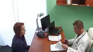 الطبيب قرنية بفحص الكسكس ضيق كس مع صاحب الديك الثابت