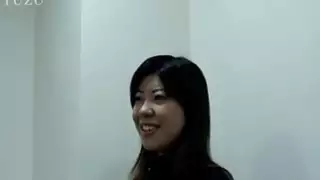 يضع سايوري الهزاز على القضيب الصلب قبل ركوبه بشكل جيد