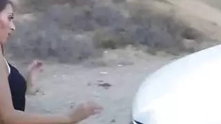 يحصل القبض على امرأة سمراء بصورة عاهرة عبور الحدود ومارس الجنس من الصعب