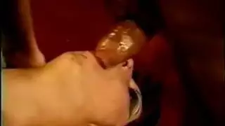 القذرة العاهرة يجري الوجه مارس الجنس
