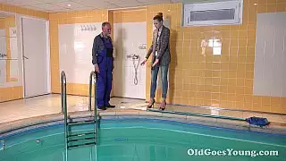 Hotties المجد يحب السباحة في حوض السباحة