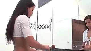 جنسي في سن المراهقة امرأة سمراء مدهش نحيف