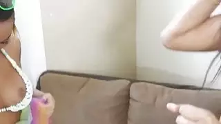 حصلت على الرجال للعب على clits بهم وقصف الهرات حلقهم