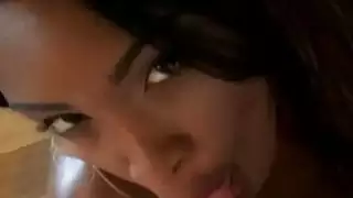 فاتنة سوداء deepthroats دونغ وابتلاع jizz التي