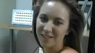 مراهق مؤذ لا يمكن أن تتوقف عن امتصاص ديك كبيرة