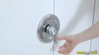 ربة منزل الساخنة مشمس مع كبير الثدي جميلة وعقب ممتازة فقط تريد مارس الجنس