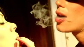 اثنين من فاتنة مفلس سيينا الغربية وبوما السويدي في العمل