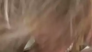 شقراء في محلية الصنع اللسان بوف