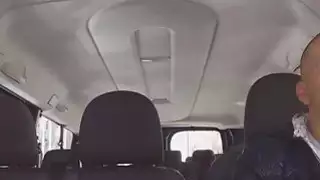 بيلا بيريتا تمتص الديك بينما كان المتأنق يقود