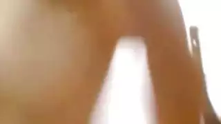 امرأة سمراء مع كبير الشرج بعقب اللعب على كاميرا ويب