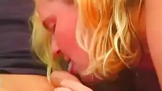 شقراء مع الكثير من المنحنيات
