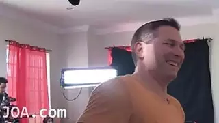 يجيد صنم tatooed الفتيات سخيف الديك ضخمة على الأريكة