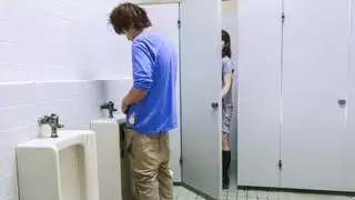 الجبهة اليابانية يتسلل في الحمامات العامة