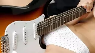 يأخذ babe لعبة الجنس المحبوبة ويدفعها في حفرة