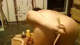 يمضغ ألعاب ضخمة داخل مؤخرتي