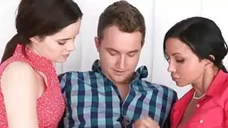 العسل والعسل يتشاركان في عملهما مع قطعتين