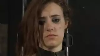 فاتنة يحصل لها الغنائم على نحو سلس أثناء التعذيب