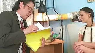 المعلم الأكبر هو اخماد الاطفال الصغار سمور