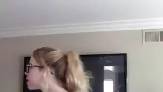 وكيل العقارات في سن المراهقة الملاعين العميل ويبيع منزل مسكون
