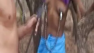 الرقيق الأفريقي يأخذ طويلة بيضاء في الهواء الطلق schlong